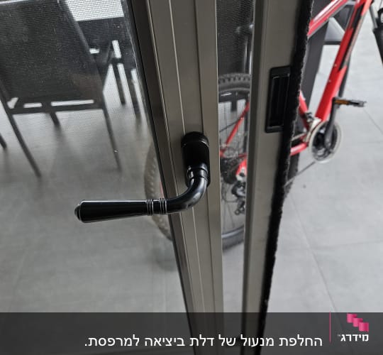 ידית תריס שחורה על מסגרת מתכתית